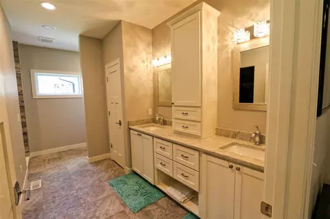 1206 Walnut St, Decorah, IA 52101 photo 6