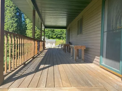 302 E Spring St, Mcgregor, IA 52157 photo 2