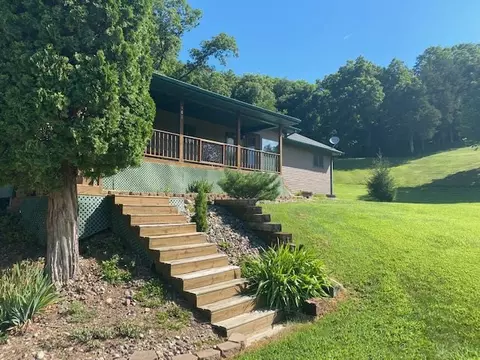 302 E Spring St, Mcgregor, IA 52157 photo 1
