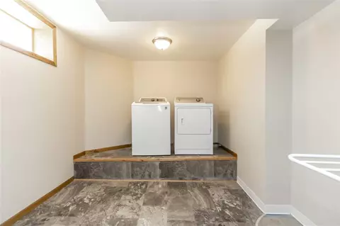 215 E 9th St, Cedar Falls, IA 50613 photo 17