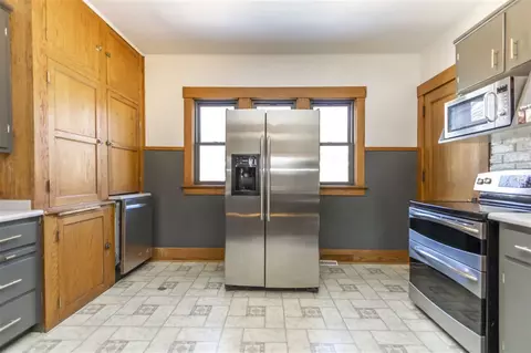 215 E 9th St, Cedar Falls, IA 50613 photo 5
