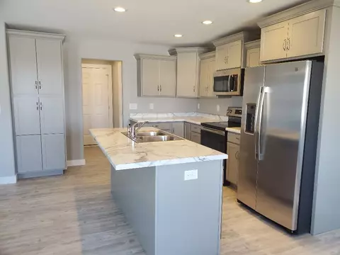 815 Grindstone Cir, Waterloo, IA 50702 photo 3