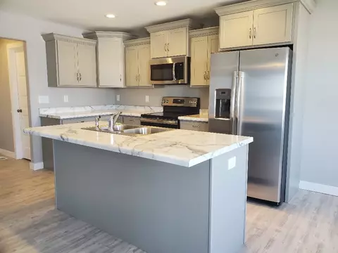 815 Grindstone Cir, Waterloo, IA 50702 photo 2