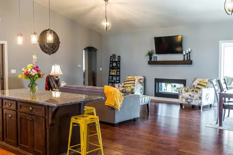 1005 Walnut St, Decorah, IA 52101 photo 3