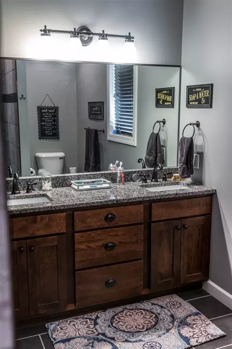 1005 Walnut St, Decorah, IA 52101 photo 9