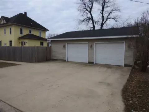 534 E 2nd St, Sumner, IA 50674 photo 2