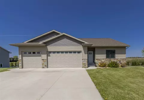 1886 Red Tail Dr, Waterloo, IA 50701 photo 1