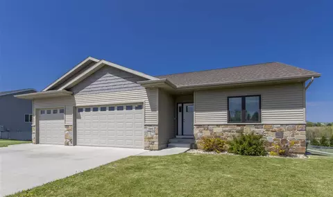 1886 Red Tail Dr, Waterloo, IA 50701 photo 2