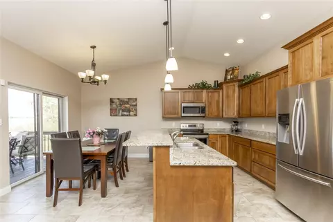1886 Red Tail Dr, Waterloo, IA 50701 photo 8
