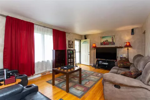 444 Devonshire Dr, Waterloo, IA 50701 photo 2