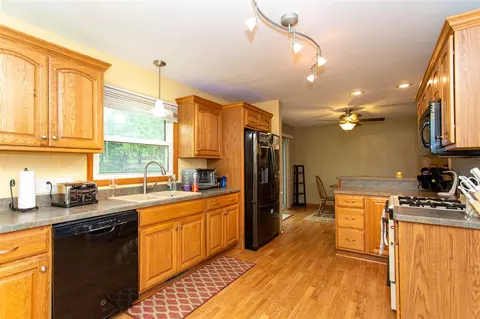444 Devonshire Dr, Waterloo, IA 50701 photo 4