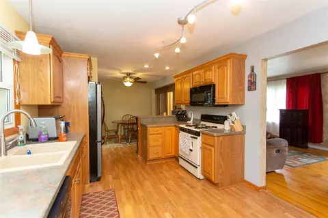444 Devonshire Dr, Waterloo, IA 50701 photo 3