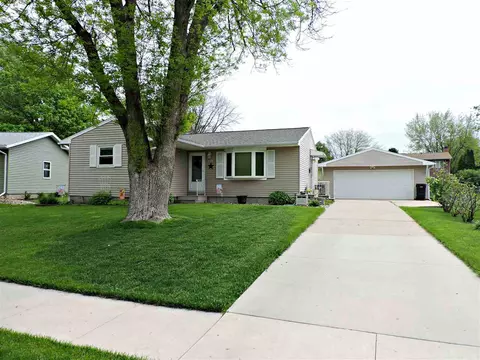 236 Devlin Cir, Cedar Falls, IA 50613 photo 1