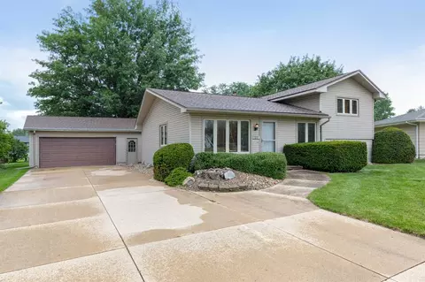 122 Devlin Cir, Cedar Falls, IA 50613 photo 1
