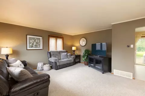 122 Devlin Cir, Cedar Falls, IA 50613 photo 2