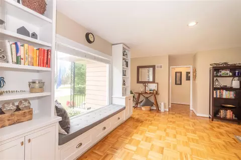 348 Ivanhoe Rd, Waterloo, IA 50701 photo 4