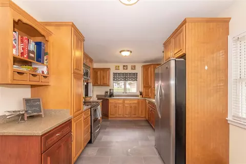 348 Ivanhoe Rd, Waterloo, IA 50701 photo 9