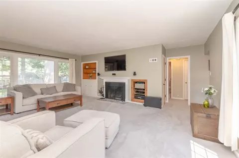 243 Ivanhoe Rd, Waterloo, IA 50701 photo 6