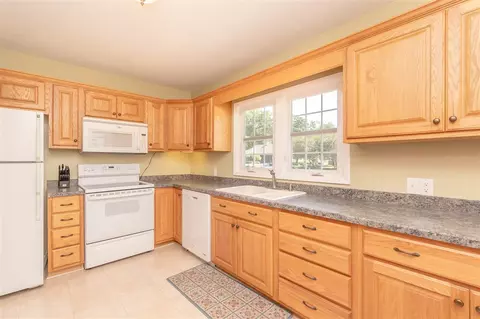 243 Ivanhoe Rd, Waterloo, IA 50701 photo 9