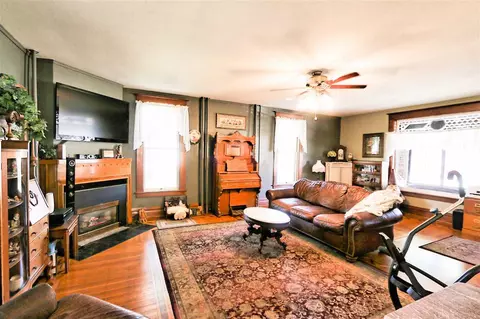 709 E Main St, Decorah, IA 52101 photo 4