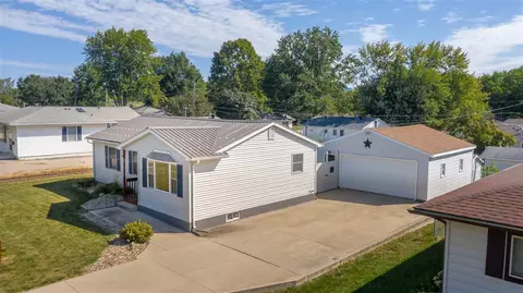1251 S Hackett Rd, Waterloo, IA 50701 photo 2