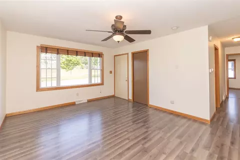 1251 S Hackett Rd, Waterloo, IA 50701 photo 4