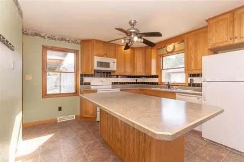 1251 S Hackett Rd, Waterloo, IA 50701 photo 6