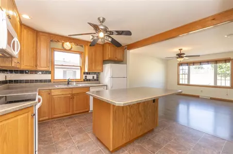 1251 S Hackett Rd, Waterloo, IA 50701 photo 8