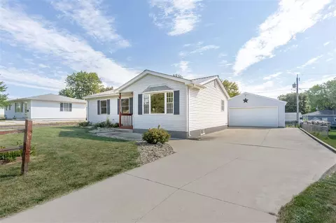 1251 S Hackett Rd, Waterloo, IA 50701 photo 1