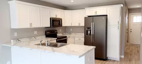 852 Grindstone Cir, Waterloo, IA 50702 photo 2