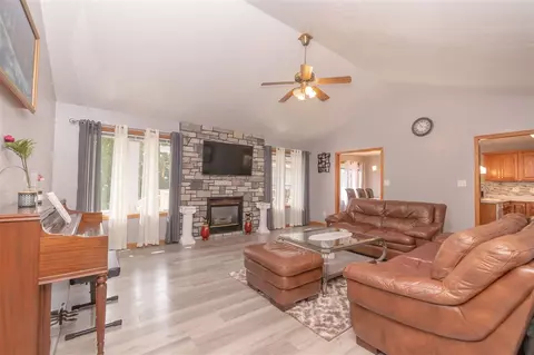 802 Sonya Dr, Waterloo, IA 50702 photo 4