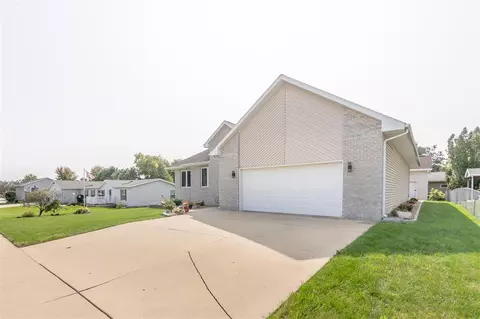 802 Sonya Dr, Waterloo, IA 50702 photo 2