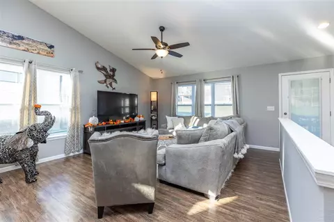 734 Grindstone Cir, Waterloo, IA 50702 photo 3