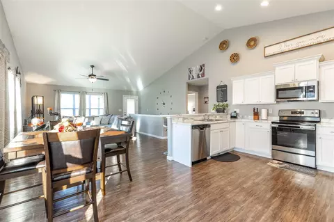 734 Grindstone Cir, Waterloo, IA 50702 photo 5