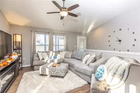 734 Grindstone Cir, Waterloo, IA 50702 photo 2