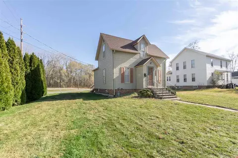 704 Bluff St, Cedar Falls, IA 50613 photo 2