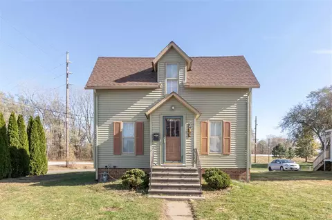 704 Bluff St, Cedar Falls, IA 50613 photo 1