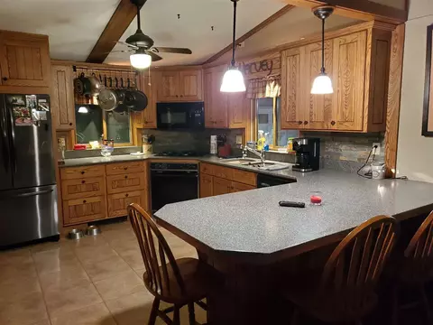 933 E 7th Ave, Cresco, IA 52136 photo 2