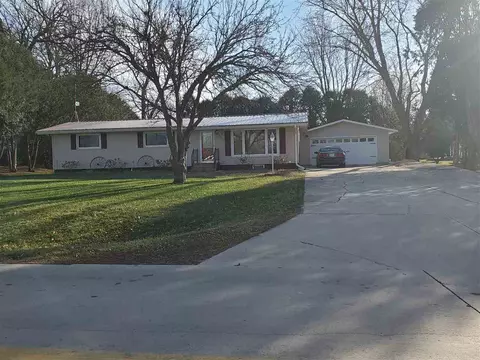 933 E 7th Ave, Cresco, IA 52136 photo 1