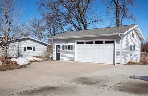 1022 Triangle Dr, Shell Rock, IA 50670 photo 2