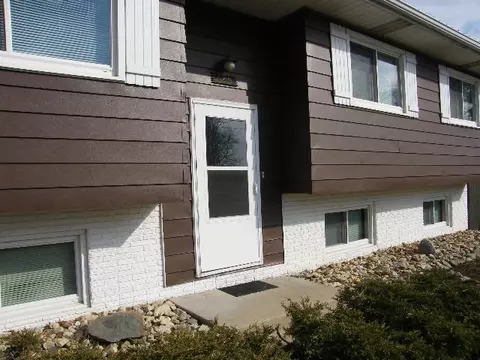 625 S Hackett Rd, Waterloo, IA 50701 photo 2