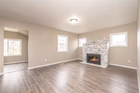 337 S Hackett Rd, Waterloo, IA 50701 photo 6