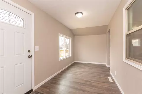 337 S Hackett Rd, Waterloo, IA 50701 photo 4