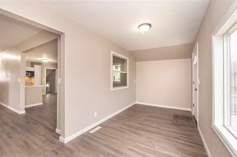 337 S Hackett Rd, Waterloo, IA 50701 photo 5