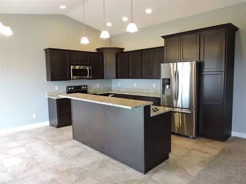 1876 Red Tail Dr, Waterloo, IA 50701 photo 2