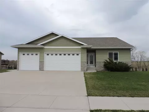 1876 Red Tail Dr, Waterloo, IA 50701 photo 1