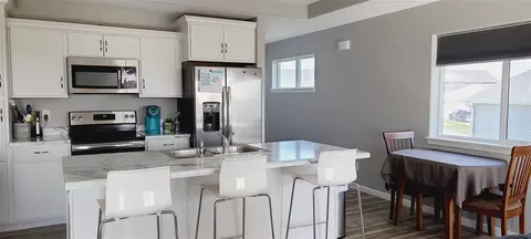 731 Grindstone Cir, Waterloo, IA 50702 photo 2