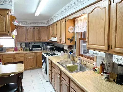 308 Main St, Decorah, IA 52101 photo 5
