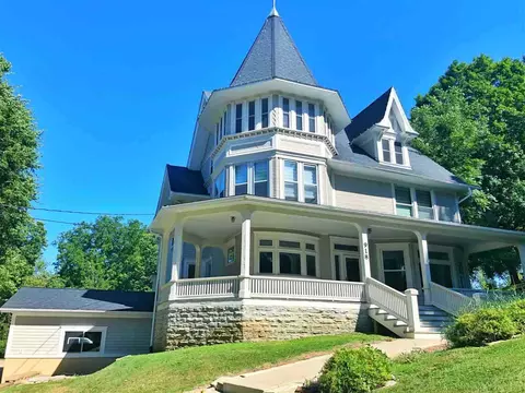 918 Pleasant Ave, Decorah, IA 52101 photo 2