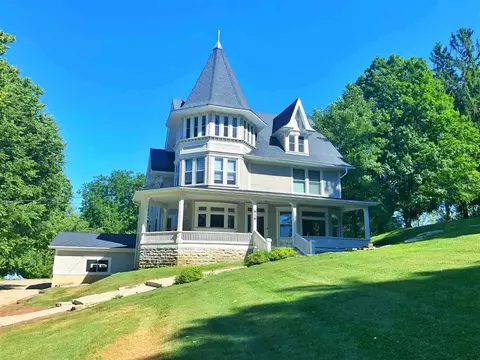918 Pleasant Ave, Decorah, IA 52101 photo 1